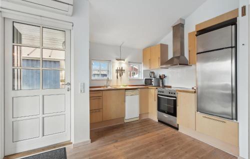 Kitchen, Beautiful Home In Hvide Sande With Wifi in Klegod