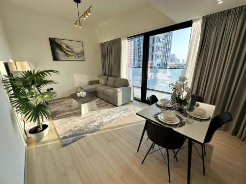 Sleek & Spacious 1br Jvc Pool View, Dubai (foto 5)