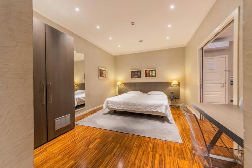 Hotel Century by null