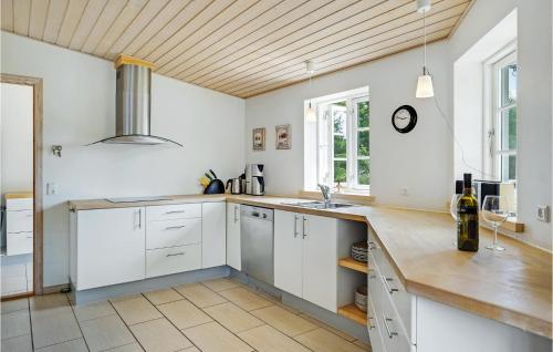 Kitchen, 4 Bedroom Stunning Home In Glesborg in Glesborg