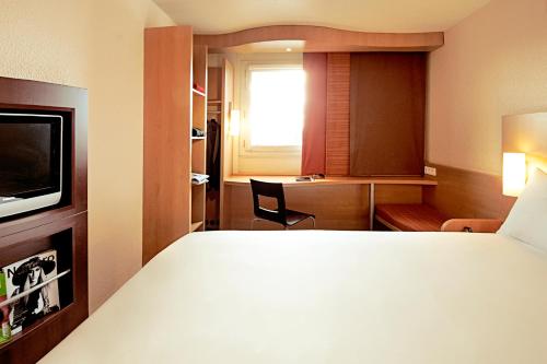 ibis Sisteron Ideally located in the Sisteron area, ibis Sisteron promises a relaxing and wonderful visit. The property has everything you need for a comfortable stay. Facilities like 24-hour front desk, facilities