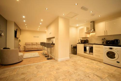 Harborne House 4 bedroom Contractor Qe Hospital