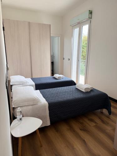 2 twin beds