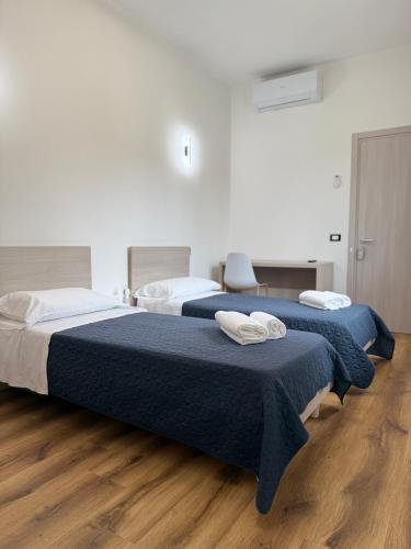 2 twin beds