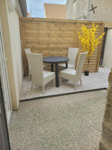 ระเบียง/ชานเรือน, Pti logement chaleureux in เอรูวีล แซ็ง แคลร์