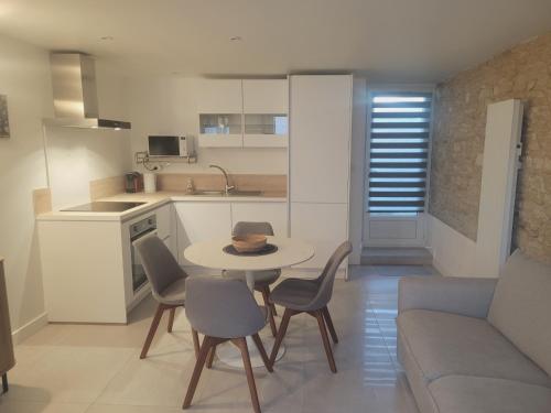 ห้องครัว, Pti logement chaleureux in เอรูวีล แซ็ง แคลร์