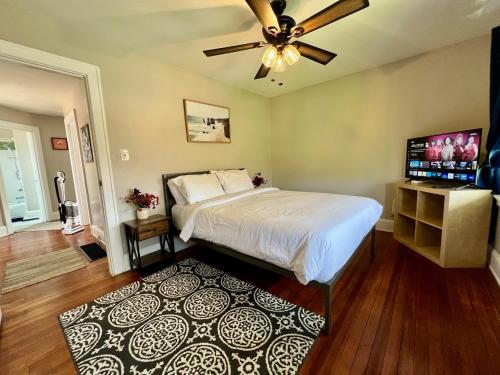 Private Bedroom Suite 1 in Cozy Comfy Bungalow 10 min from downtown Private Bedroom Suite 1 in Cozy Comfy Bungalow 10 min from downtown