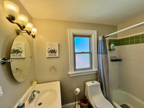 Private Bedroom Suite 1 in Cozy Comfy Bungalow 10 min from downtown in Cincinnati, USA