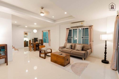 D ape house, Chiang Mai