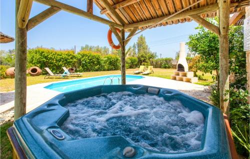 สระว่ายน้ำ, Stunning Home In Pomos With Wifi in โปมอส