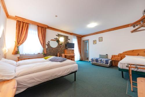 1 queen bed, 1 twin bed