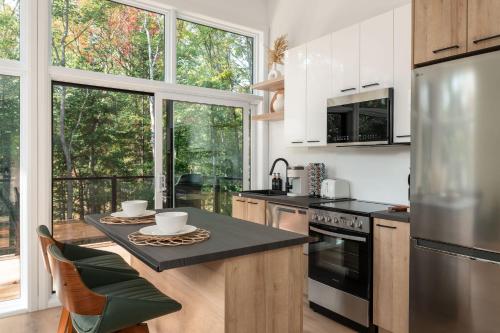 Chalet MonVue - Serenity in the Heart of Nature in 聖阿爾方斯 • 羅德里格斯 (QC)