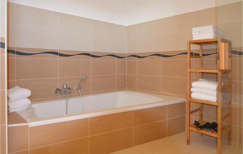 Four-Bedroom Apartment in Dagebull - image 6