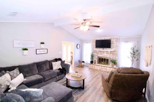 Pool Theater Convenient Location 4bedroom2 bath in 劉易斯維爾