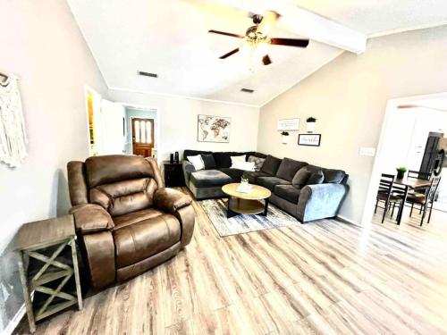 Pool Theater Convenient Location 4bedroom2 bath in 劉易斯維爾
