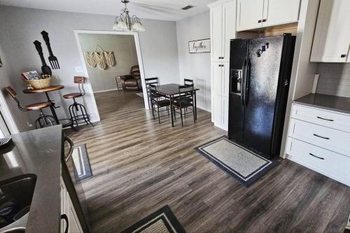 Pool Theater Convenient Location 4bedroom2 bath in 劉易斯維爾