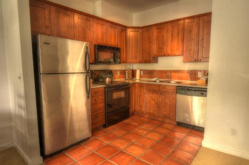 Water's Edge Shoreside Suites