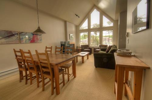 Water's Edge Shoreside Suites