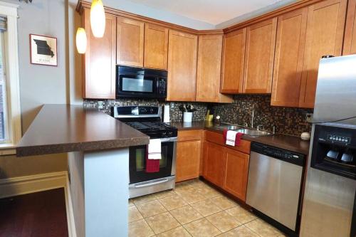 1BR Baseball Retro Apartment Downtown STL in Saint Louis, USA