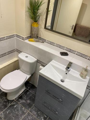 River Courtyard Apartment In The Heart Of Stneots - image 8