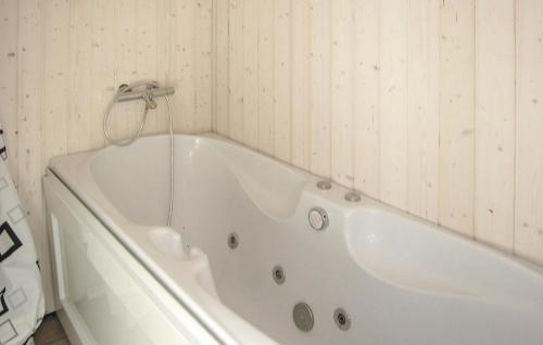 Bathroom, Holiday Home Kaprifolievej Ebeltoft X in Vibaek Strand