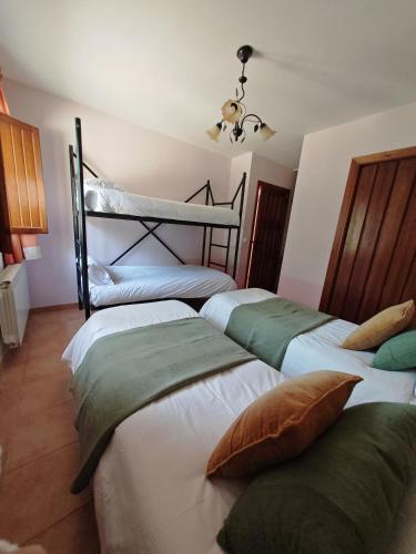 3 bedrooms, 8 beds