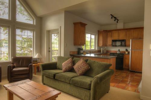 Water's Edge Shoreside Suites