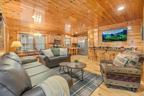 Decorated for Christmas Now -HotTub, Pool Table, Fireplace- in Gatlinburg, USA