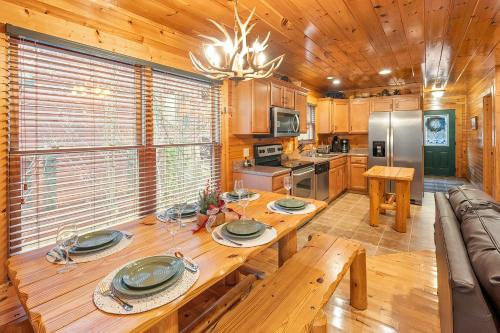 Decorated for Christmas Now -HotTub, Pool Table, Fireplace- in Gatlinburg, USA