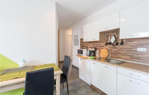 Konyha, 3 Bedroom Awesome Home In Barbariga in Vodnjan