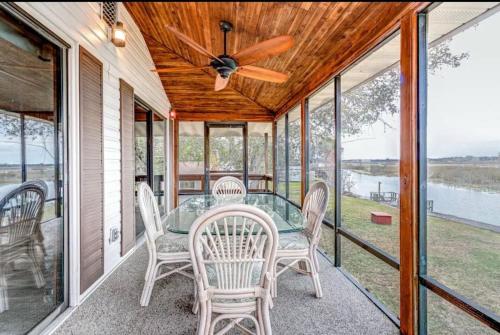 Lakeside Retreat CampFire in Inverness, USA