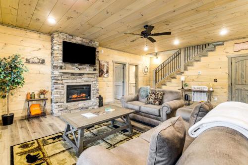 Hot Tub, Game Room and Deck Cabin in Gatlinburg in Gatlinburg, USA