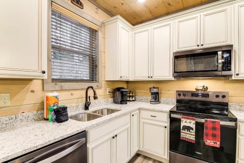 Hot Tub, Game Room and Deck Cabin in Gatlinburg in Gatlinburg, USA
