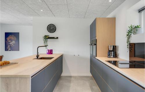 Konyha, Awesome Home In Ebeltoft With Sauna in Boeslum