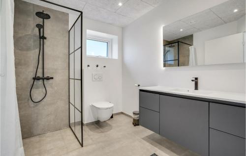 Konyha, Awesome Home In Ebeltoft With Sauna in Boeslum