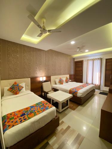 1 king bed, 1 twin bed