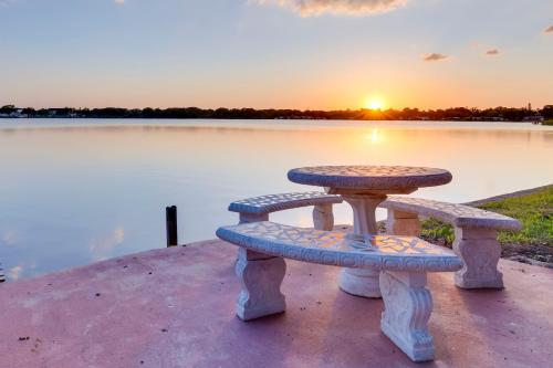 Hot Tub and Pool Retreat on Bellows Lake! in Tampa, USA