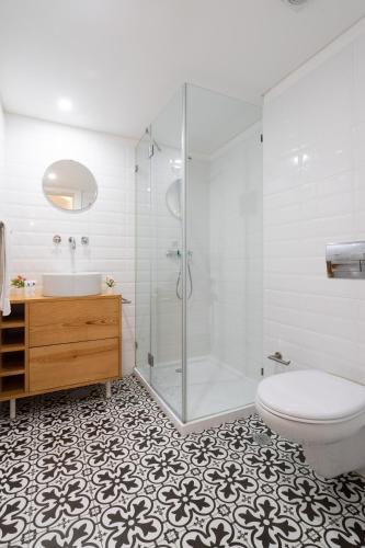Host Wise - Large Colourful Flats - Ace Location 5
