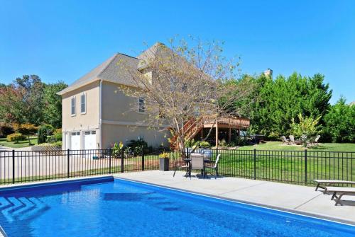 Premium WIFI! Luxurious Home in ASHEVILLE with PRIVATE Hot tub!