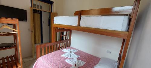 1 double bed, 1 twin bed