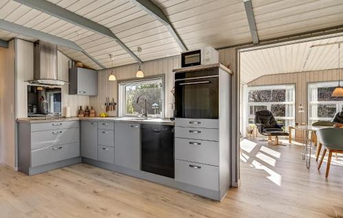 廚房, Lovely Home In Glesborg With Kitchen in 加爾斯堡