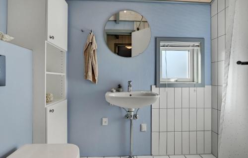 浴室, Lovely Home In Glesborg With Kitchen in 加爾斯堡