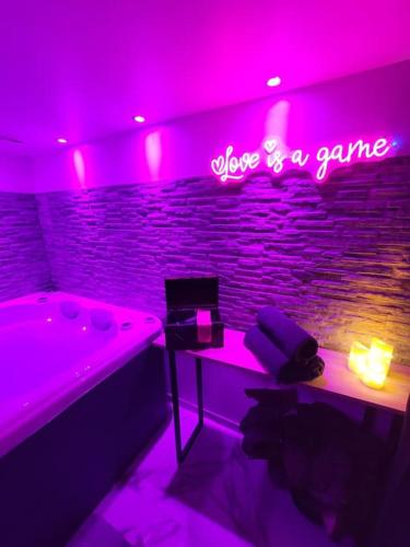 Studio elegant l'orchidee Jacuzzi en interieur toute l'annee in Fontcaude