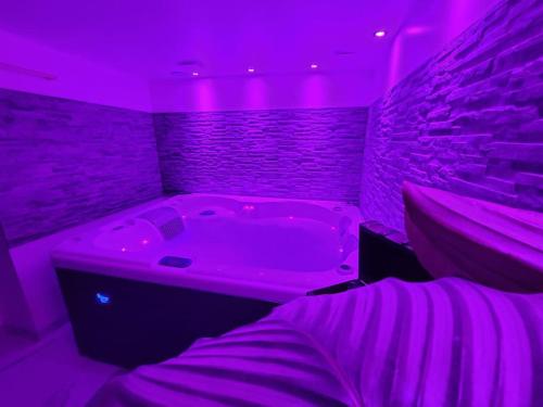 Studio elegant l'orchidee Jacuzzi en interieur toute l'annee in Fontcaude