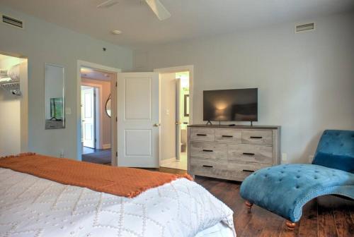 Huge Spacious Condo Sleeps 10 Close to Biltmore and Asheville Downtown in Asheville, USA