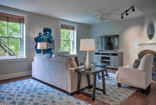 Huge Spacious Condo Sleeps 10 Close to Biltmore and Asheville Downtown in Asheville, USA