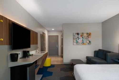 Microtel Inn & Suites by Wyndham Winchester - image 7