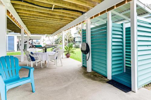 Cozy Galveston Home with Deck - Walk to the Beach! - image 8