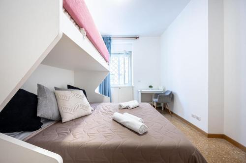 Elegant King Apartment in Testaccio Walk to Colosseum, Rome (photo 5)