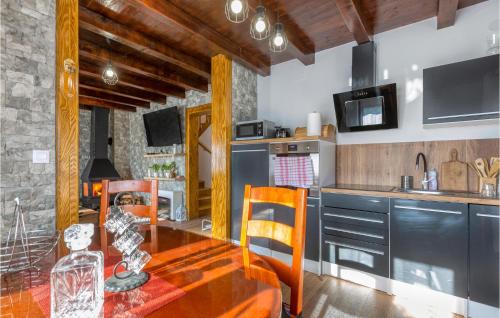 virtuve, Amazing Home In Perusic With Sauna in Perušić